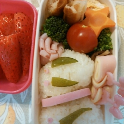 幼稚園児の娘からうさぎお弁当リクエストで作ってみました。目がカニかま無かったから蒲鉾で代用(^_^)なかなか写真のように綺麗に作れないですね。
